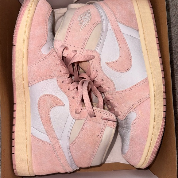 Woman’s retro high OG Jordan 1’s - Picture 3 of 6